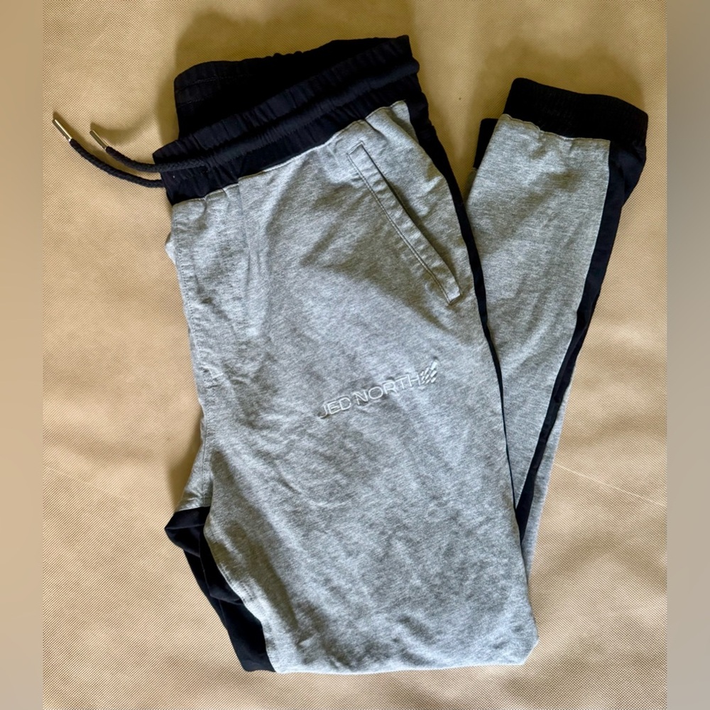 Alphalete Men’s joggers Gray Black, Size Medium